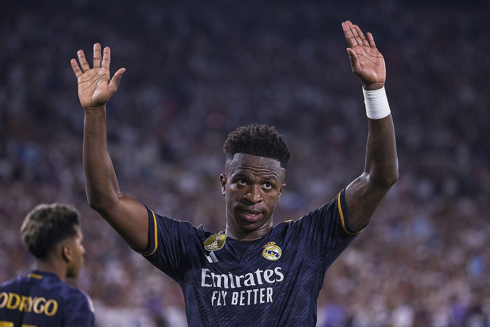 Vinícius saluda al público en un partido contra el Milan en esta pretemporada.