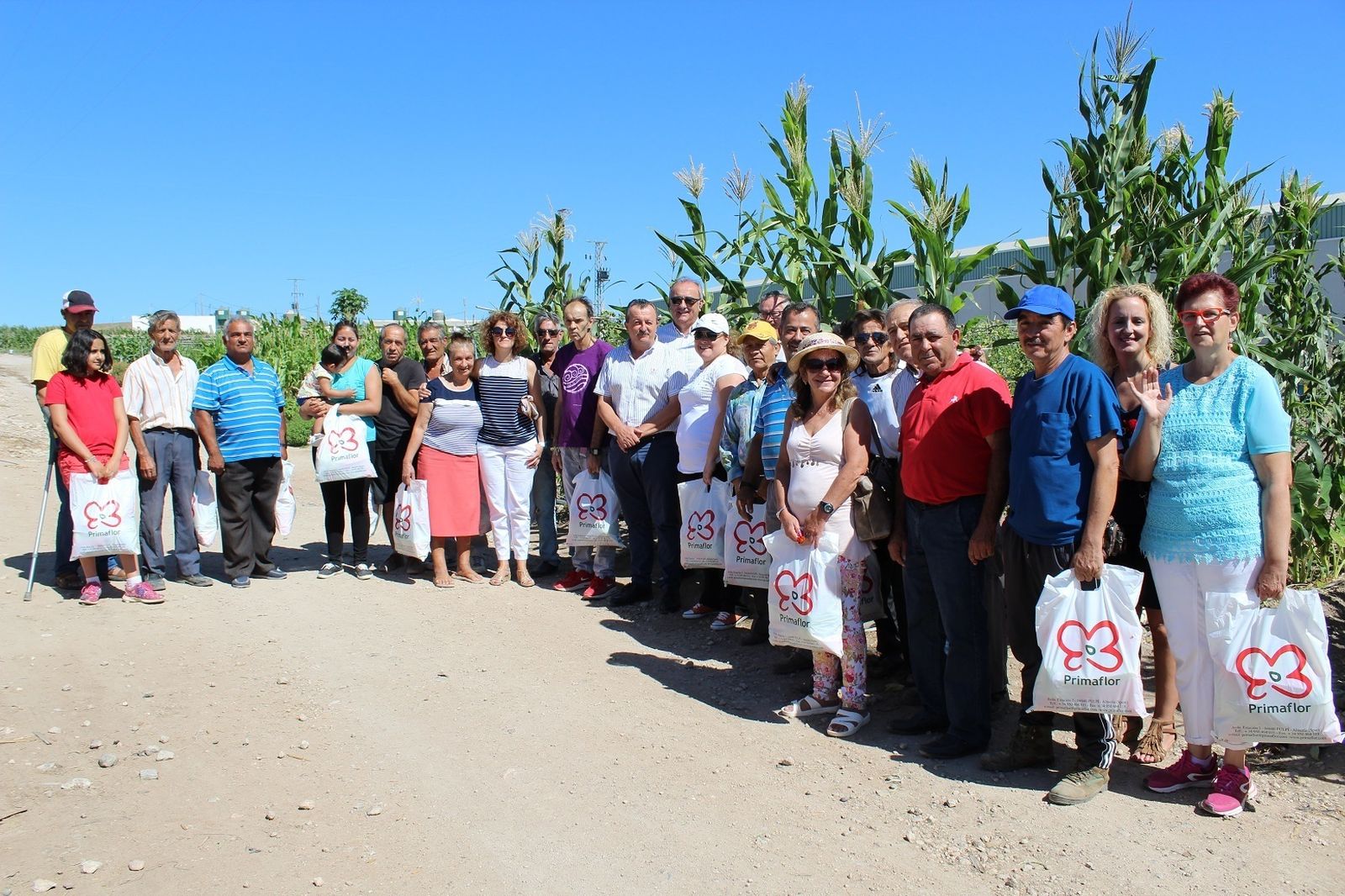 Algunos de los asistentes con el lote de productos que obsequió la empresa Primaflor.