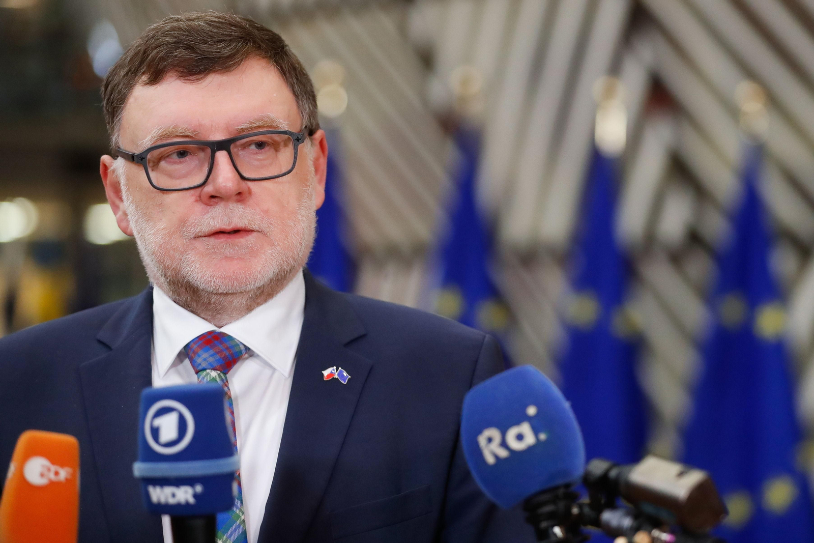 El minsitro de Finanzas checo, Zbynek Stanjura, atiende a los periodistas tras el Consejo de Ministros europeos en Bruselas.