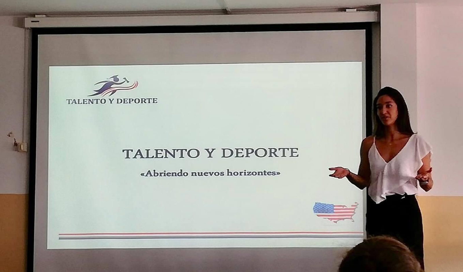 María del Mar compartió su experiencia con los estudiantes del Portocarrero.