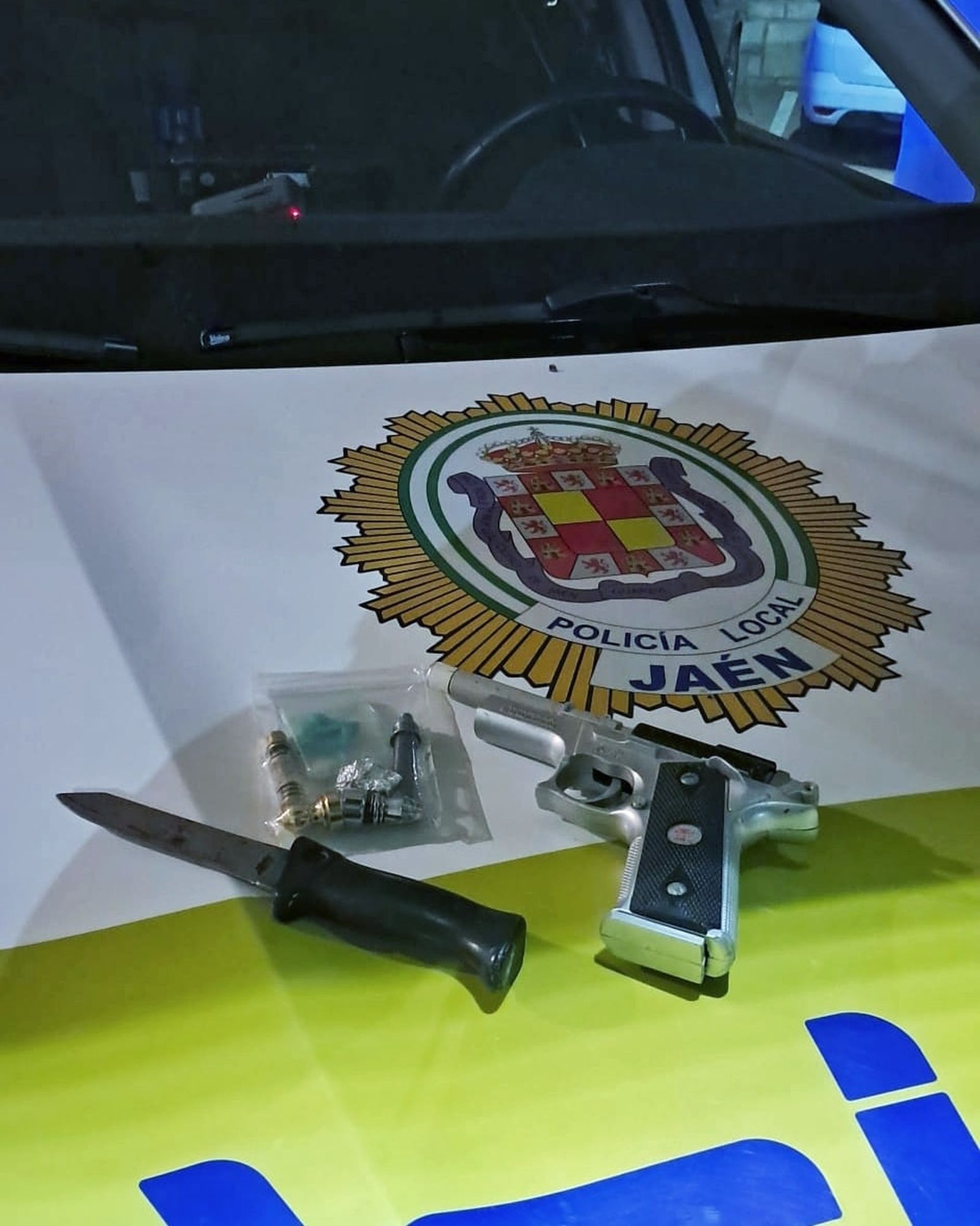 Armas incautadas a los detenidos.