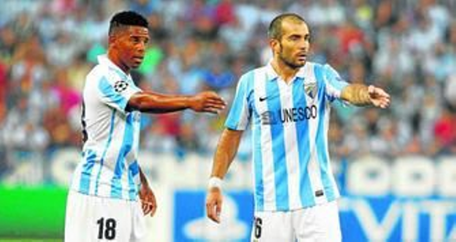 Eliseu y Maresca hacen indicaciones al árbitro acerca de la barrera adelantada del Panathinaikos.