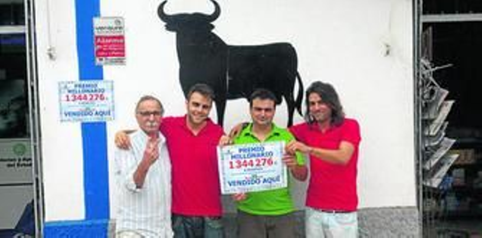 La familia propietaria del establecimiento en el que se selló el boleto.