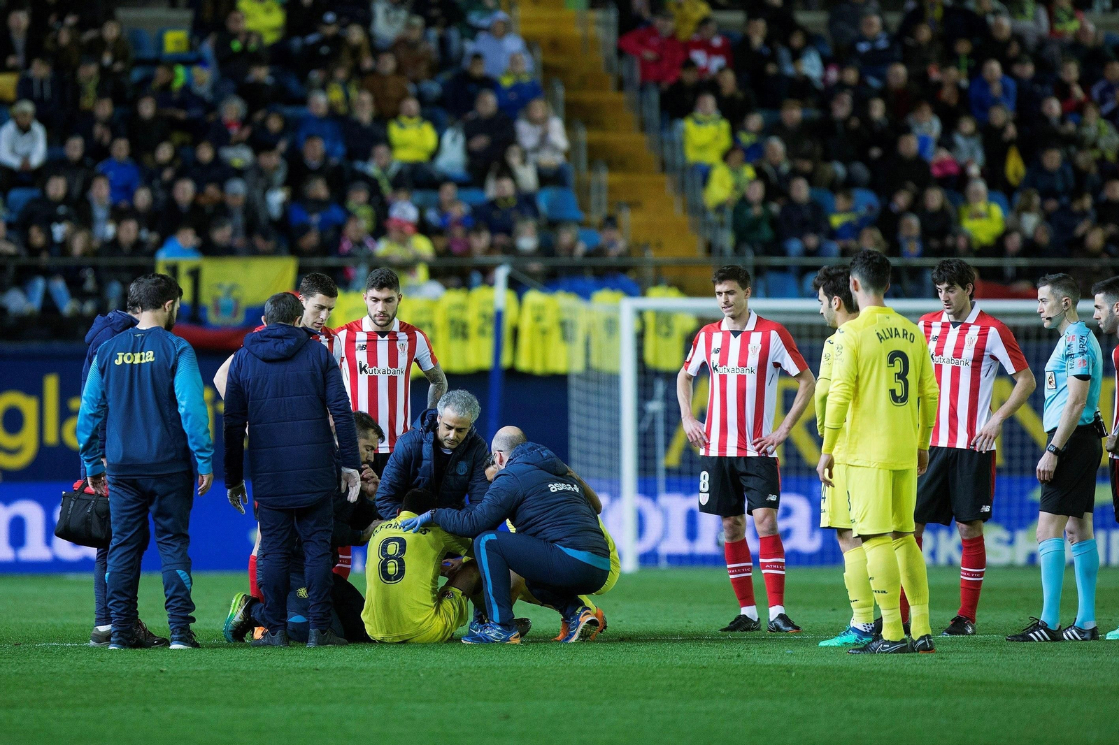 Fornals es atendido por los médicos del Villarreal tras desplomarse.