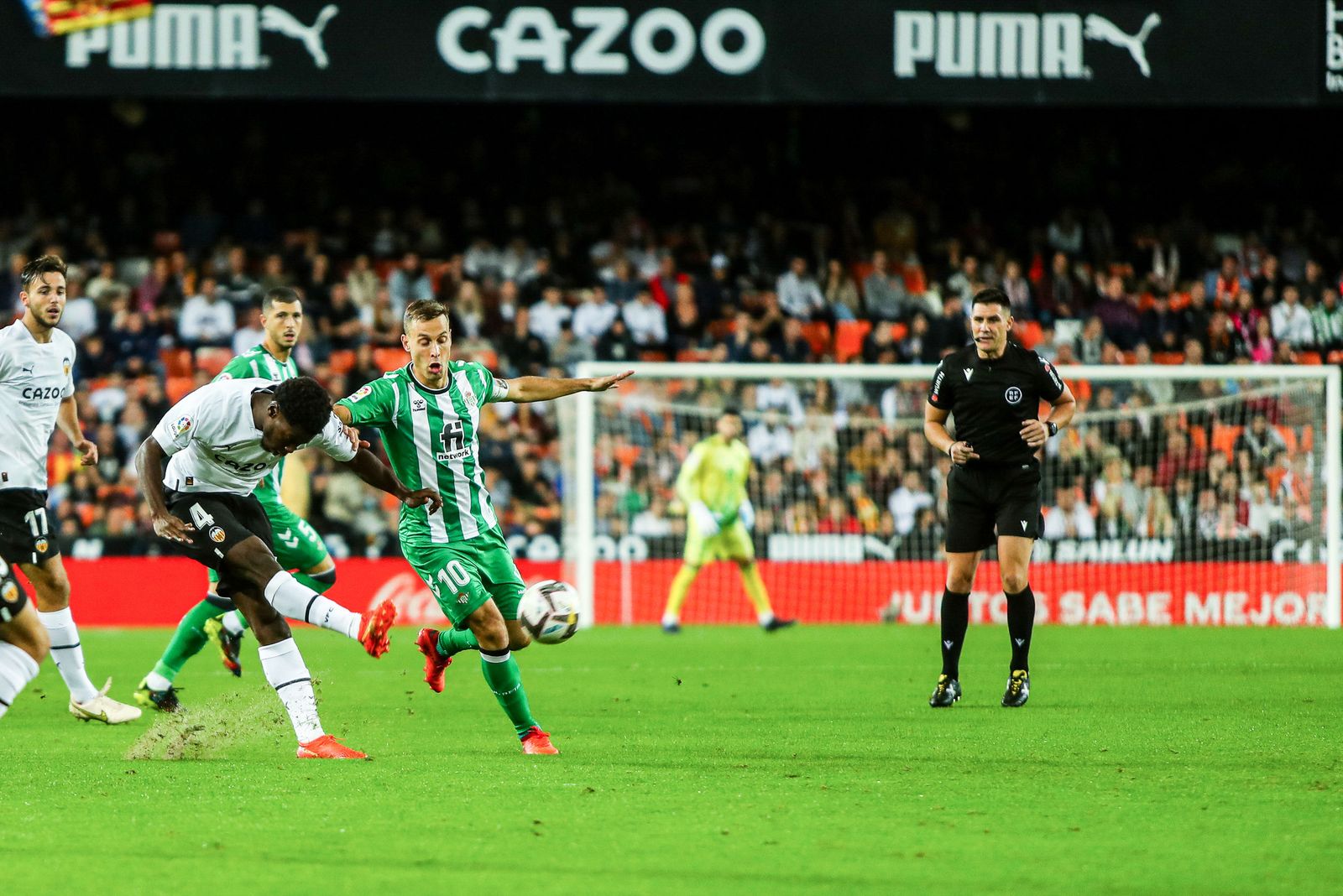 Canales trata de evitar un disparo de Musah.