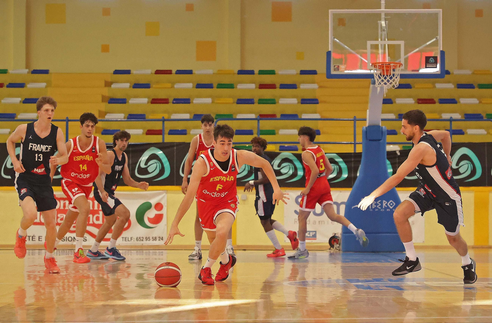 Fotos de la final del Torneo Internacional U20 de baloncesto entre España y Francia en La Línea