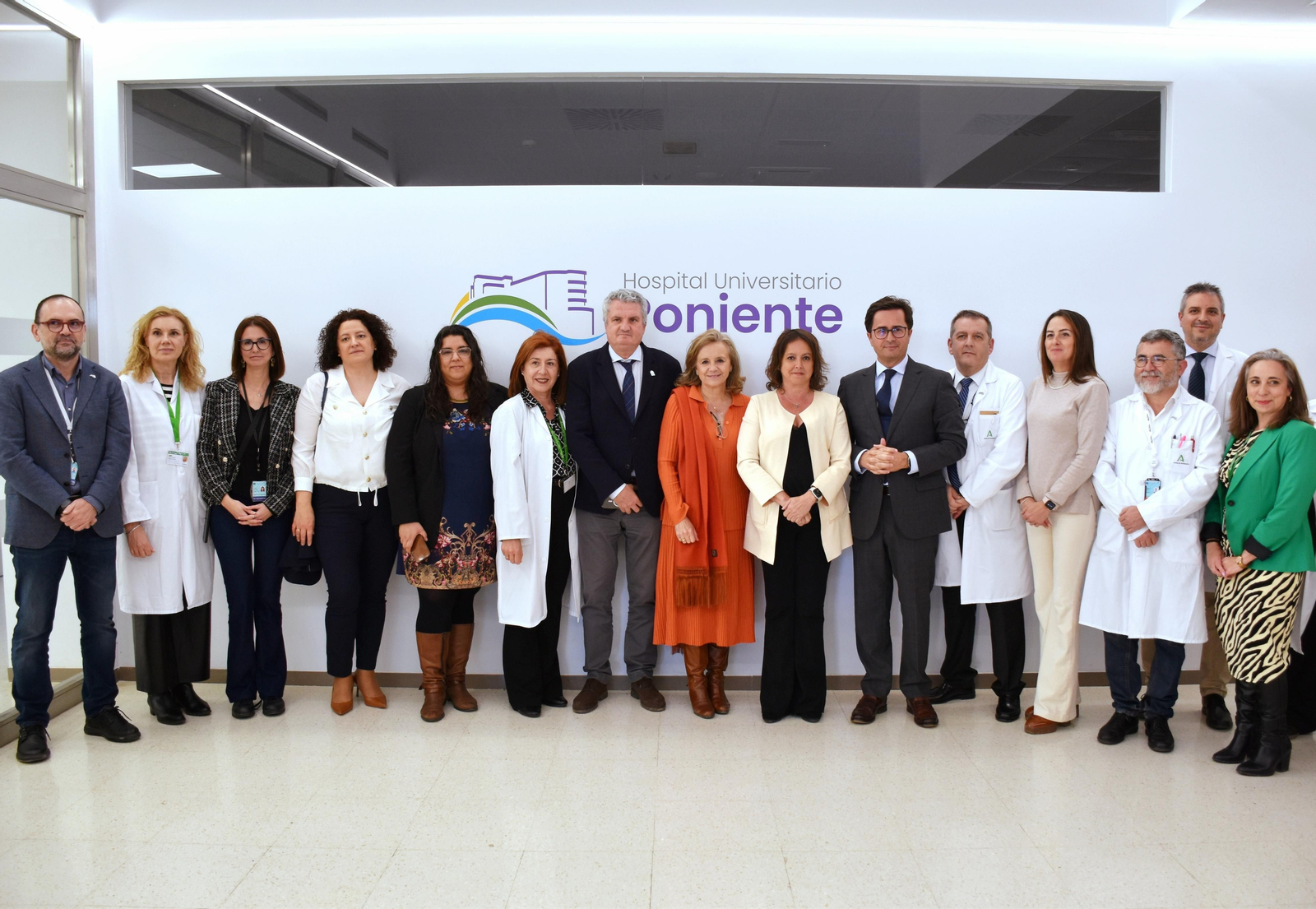 Foto de familia de la visita institucional al Hospital Universitario Poniente celebrada este lunes.