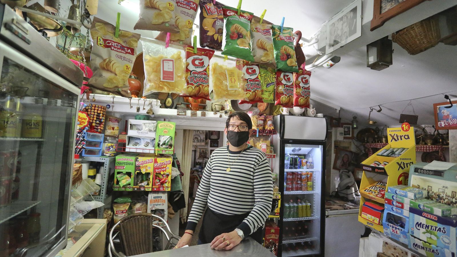 Juani tras uno de los mostradores.