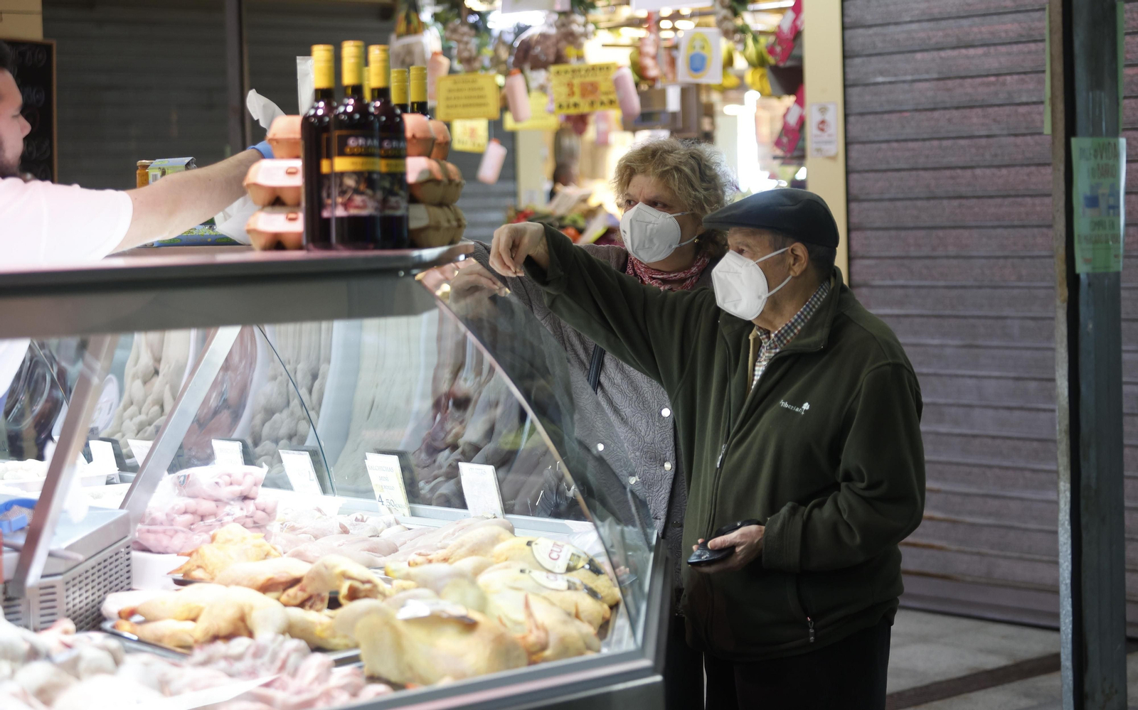 Imágenes del primer día sin mascarilla en interiores