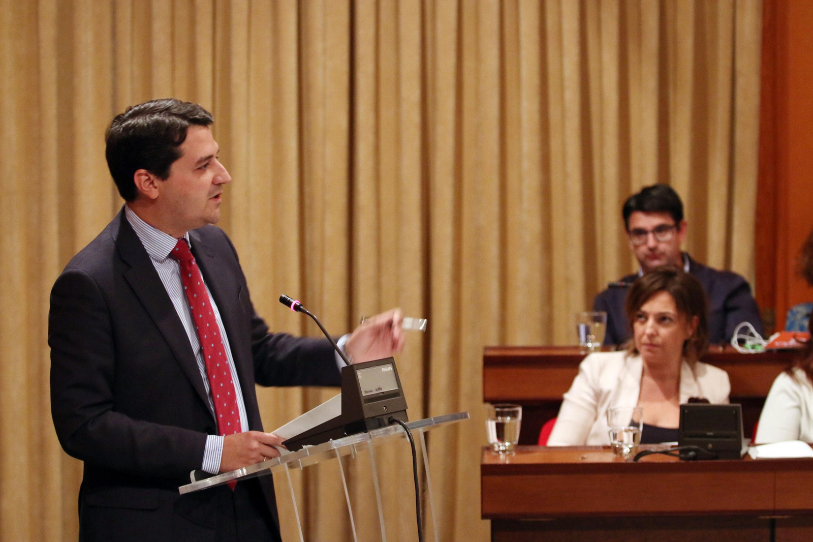 Imagen de archivo de la intervención de José María Bellido en un Pleno y la alcaldesa y Pedro García al fondo.