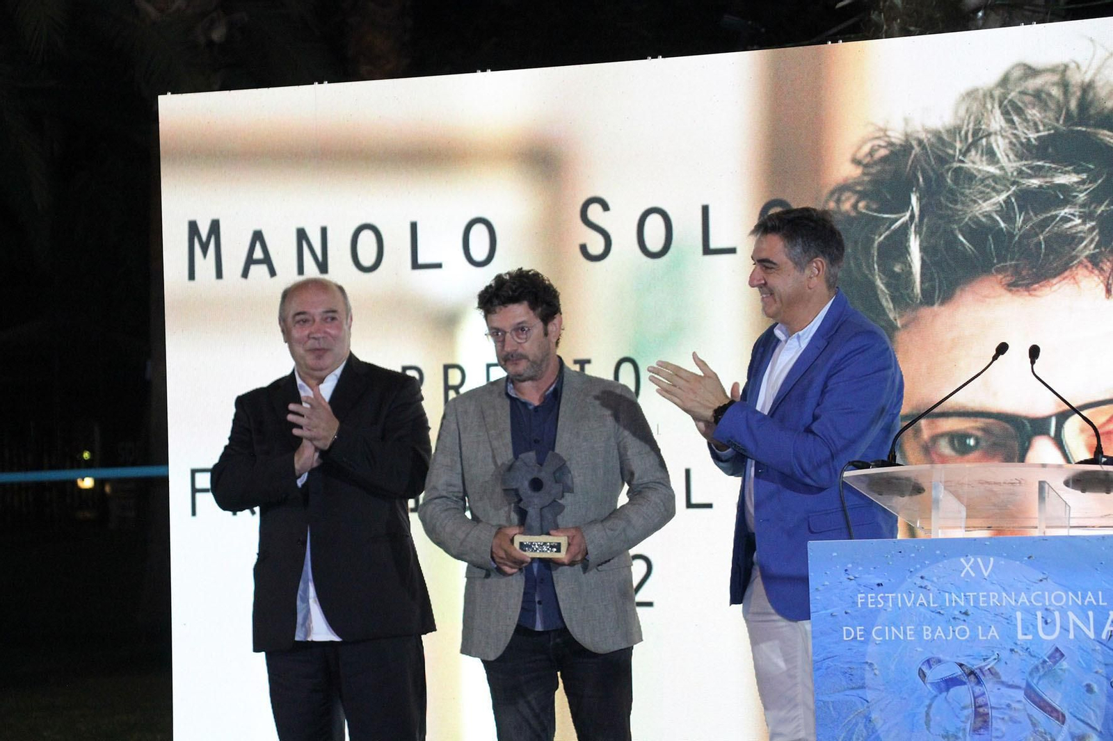 Manolo Solo recoge el premio junto a Francisco Zamudio y Jesús Toronjo