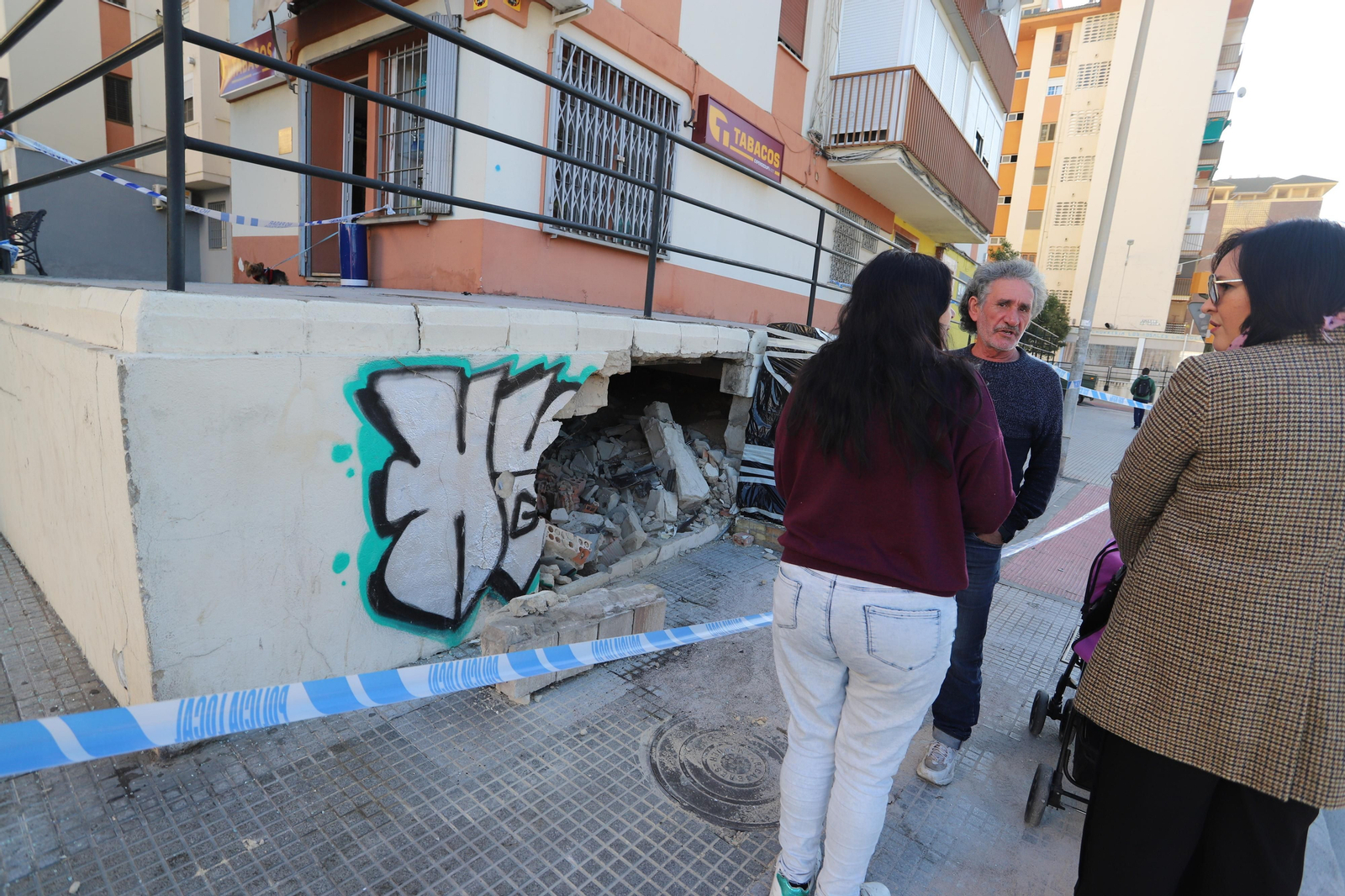 Imágenes del lugar del accidente que le costó la vida a una joven de 22 años en Fuerzas Armadas, Huelva