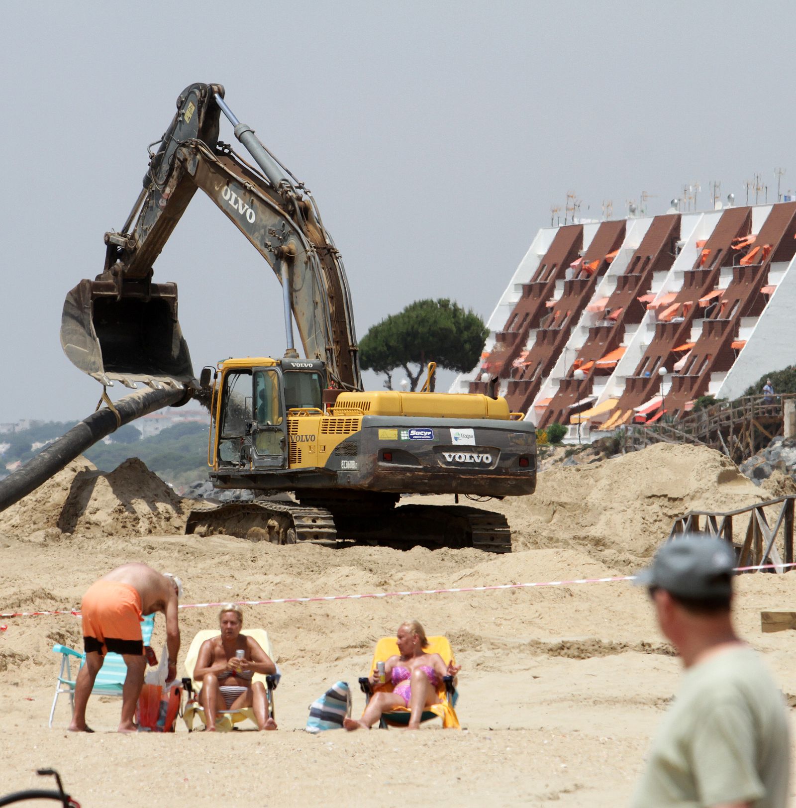 En junio de 2018, a falta de diez días para el inicio de la temporada alta estival, y casi tres meses después de los temporales, la playa de El Portil, una de las zonas de baño más afectadas, comenzó a recibir arena.
