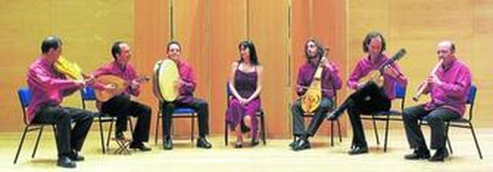 El conjunto Cinco Siglos con la soprano cacereña Delia Agúndez (Antonio Torralba es el primero por la derecha).