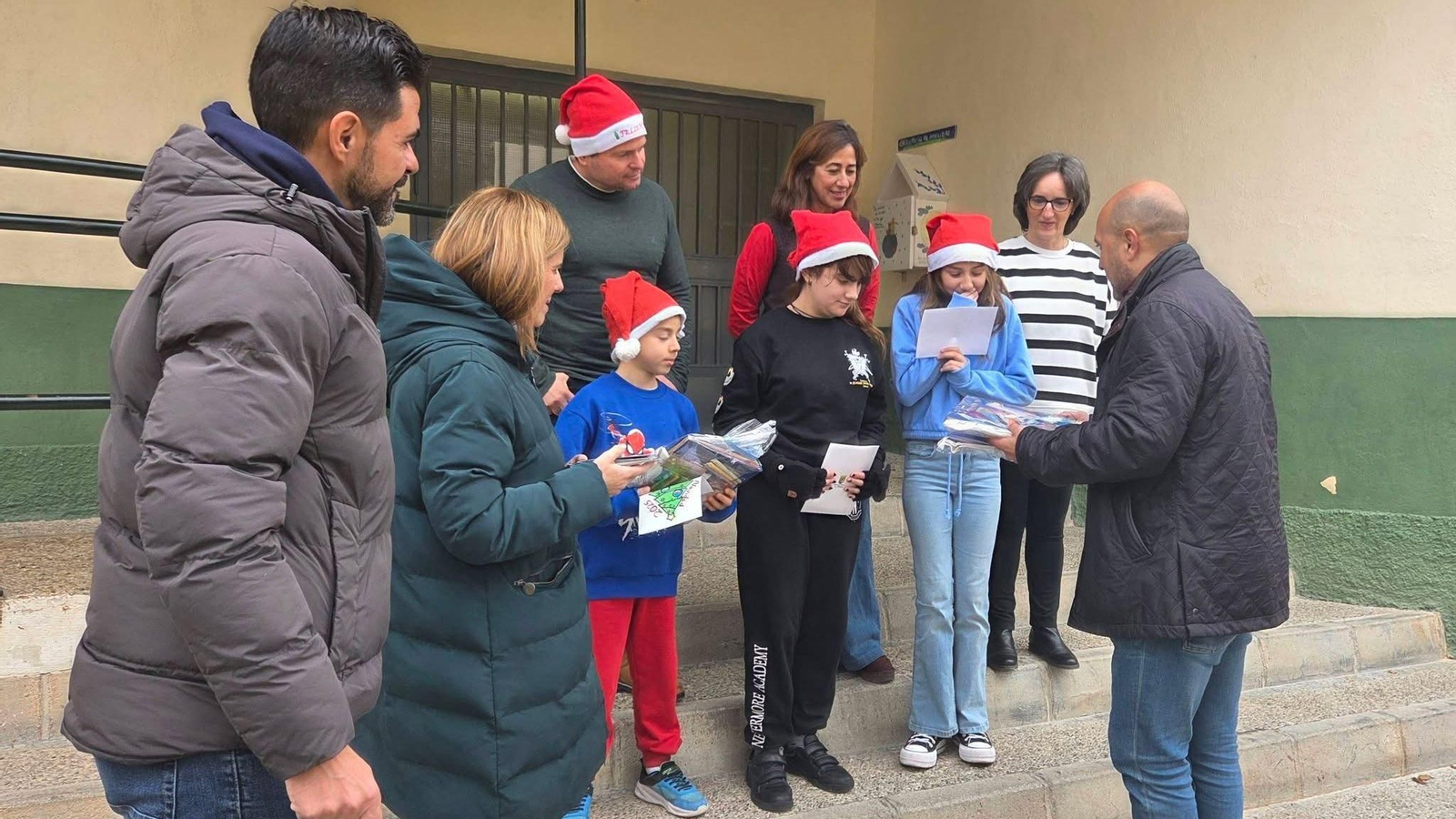 Los ganadores han recibido un lote de libros y material escolar por parte del alcalde Nazario Montes y la concejala Sonia Ruiz
