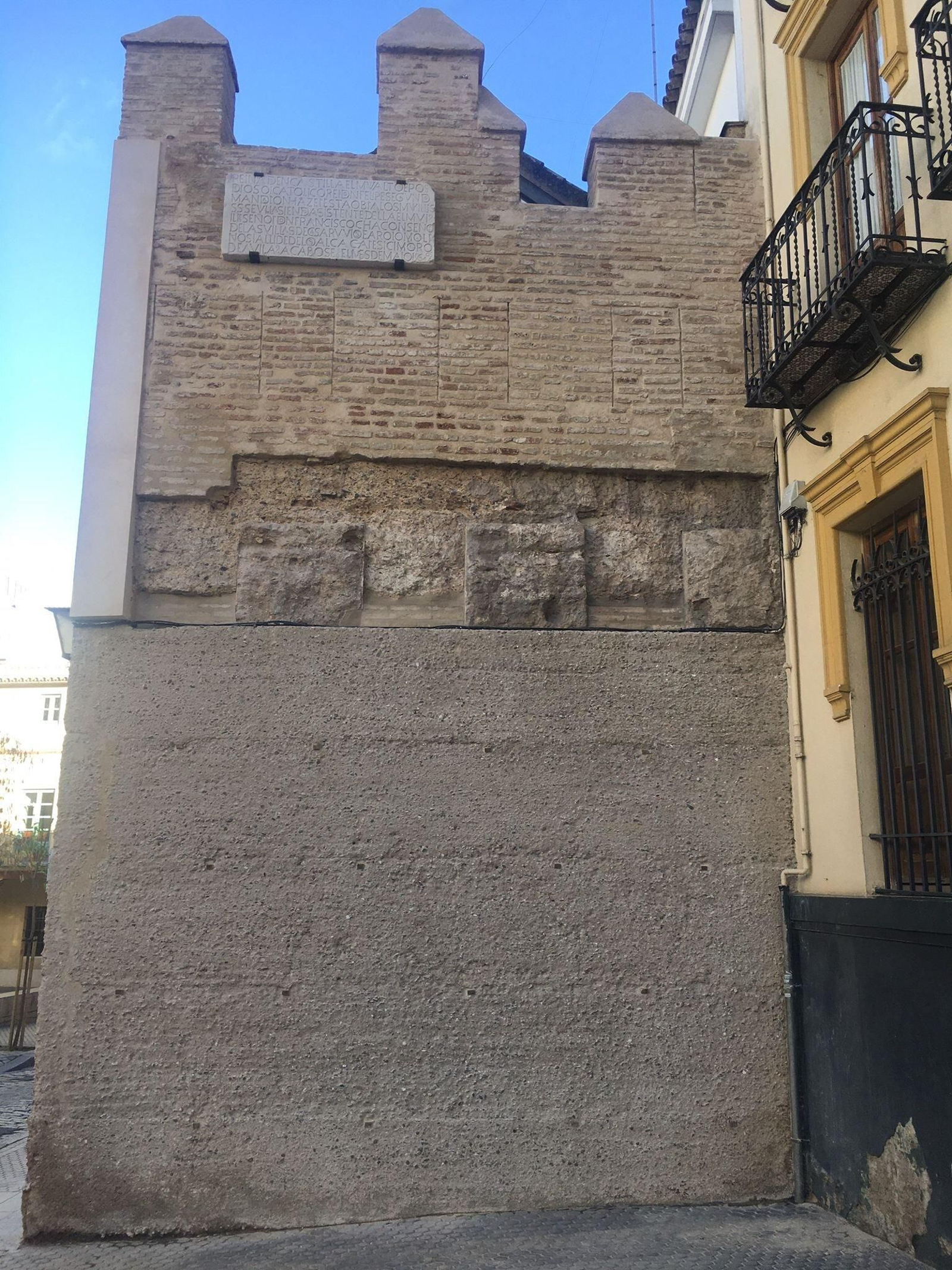 Uno de los lienzos de muralla en la Puerta Real.