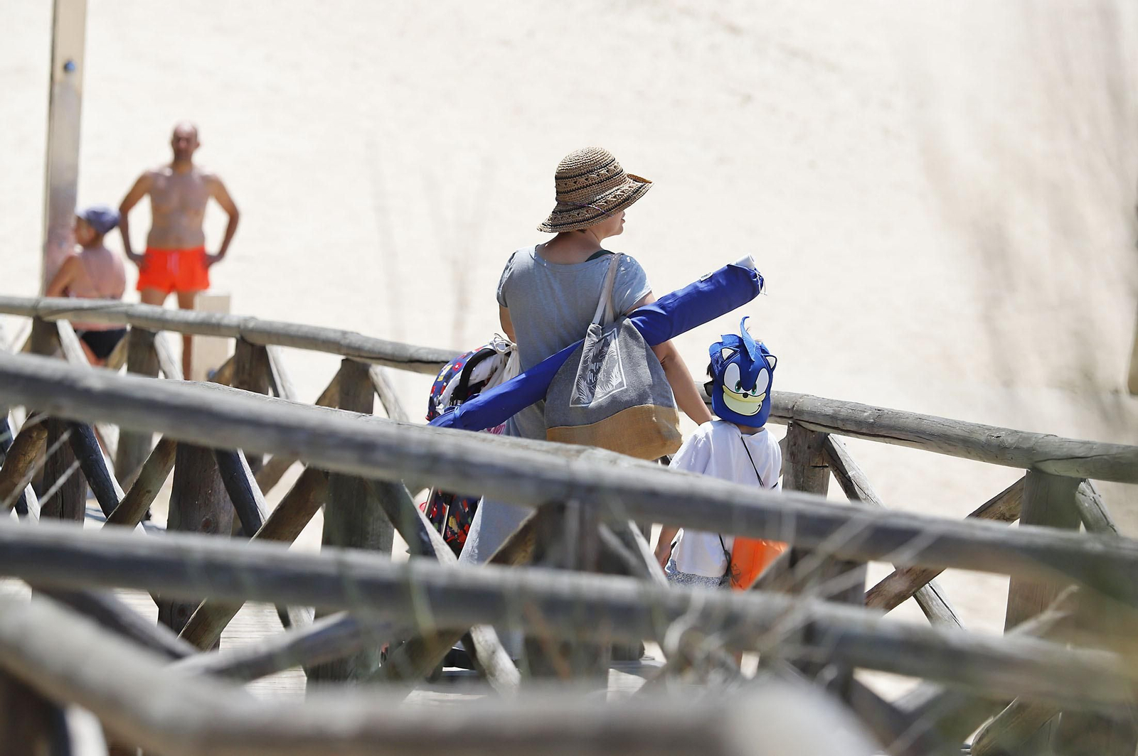 Las imágenes de la jornada de domingo en las playas de Huelva