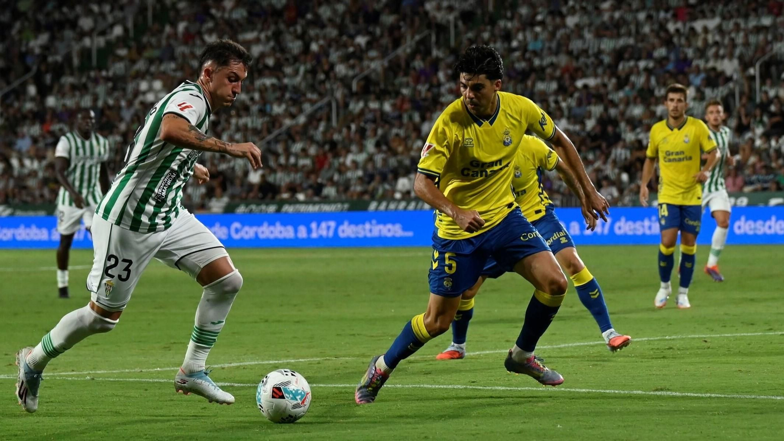 Carracedo encara a un jugador de Las Palmas en el estreno del Córdoba CF en El Arcángel.