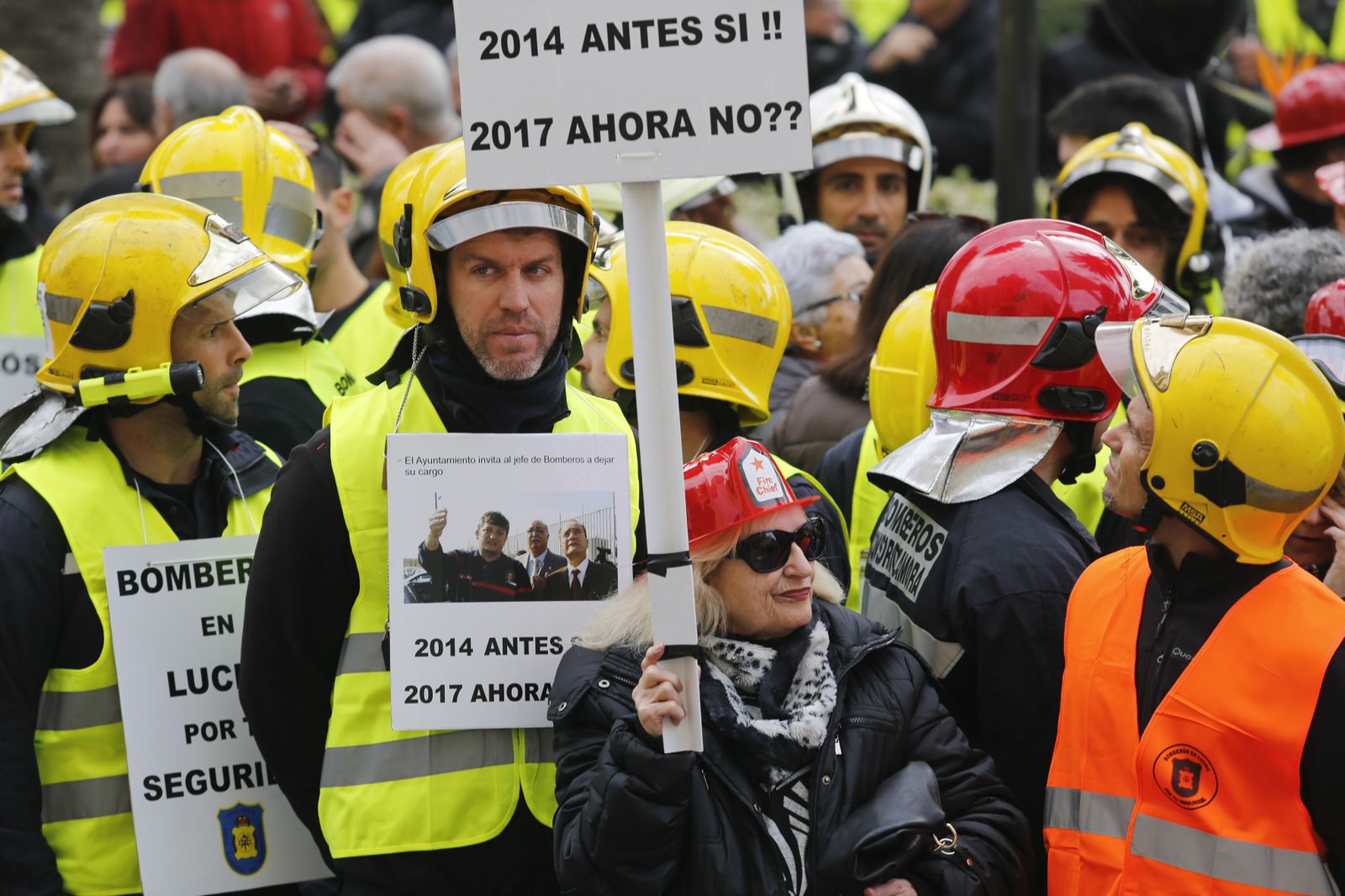 Las imágenes de la 'marcha fúnebre' de los bomberos en Málaga