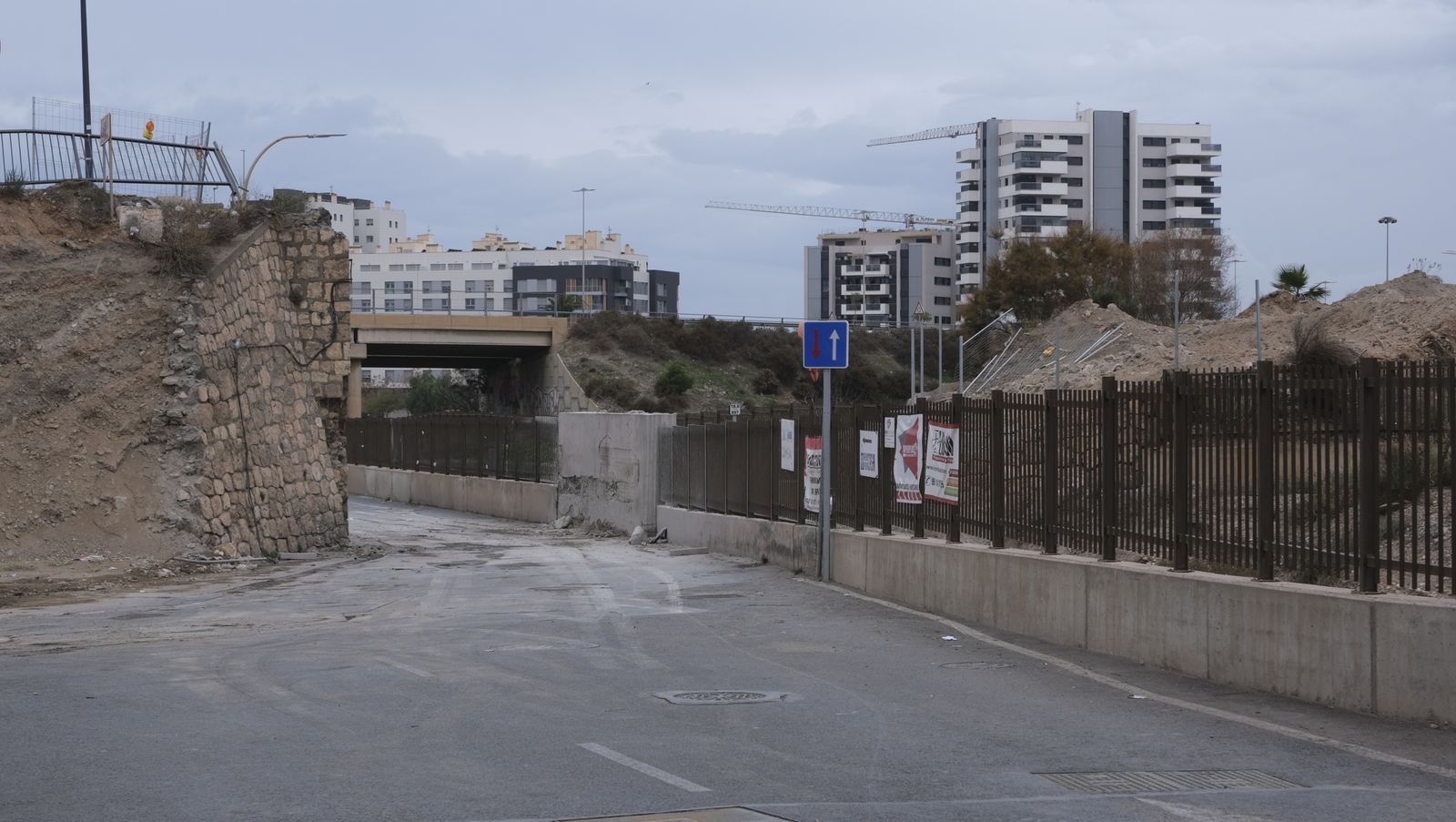 La nueva estampa en carretera de Sierra Alhamilla sin puente y aún con la señal de paso que lo ha caracterizado
