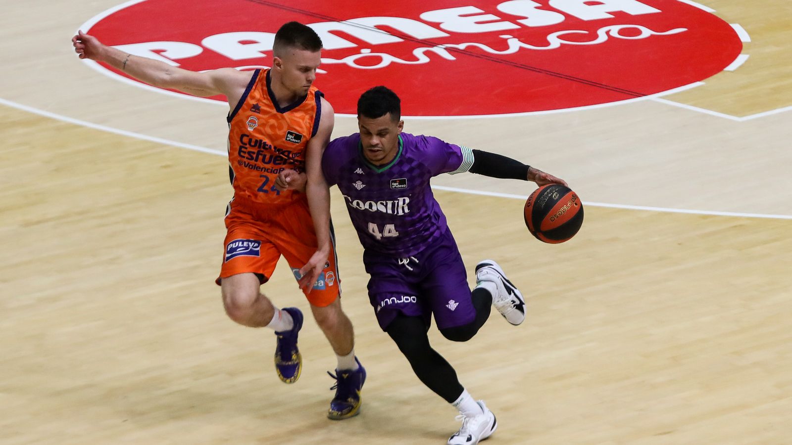 Campbell, defendido por Hermannsson.