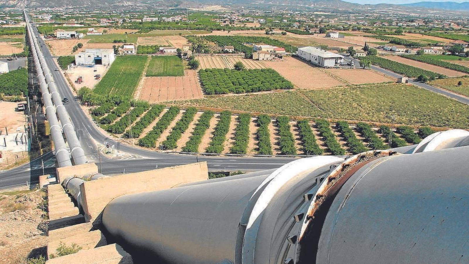 La tubería del trasvase Tajo-Segura cerca del término municipal de Orihuela en Alicante.