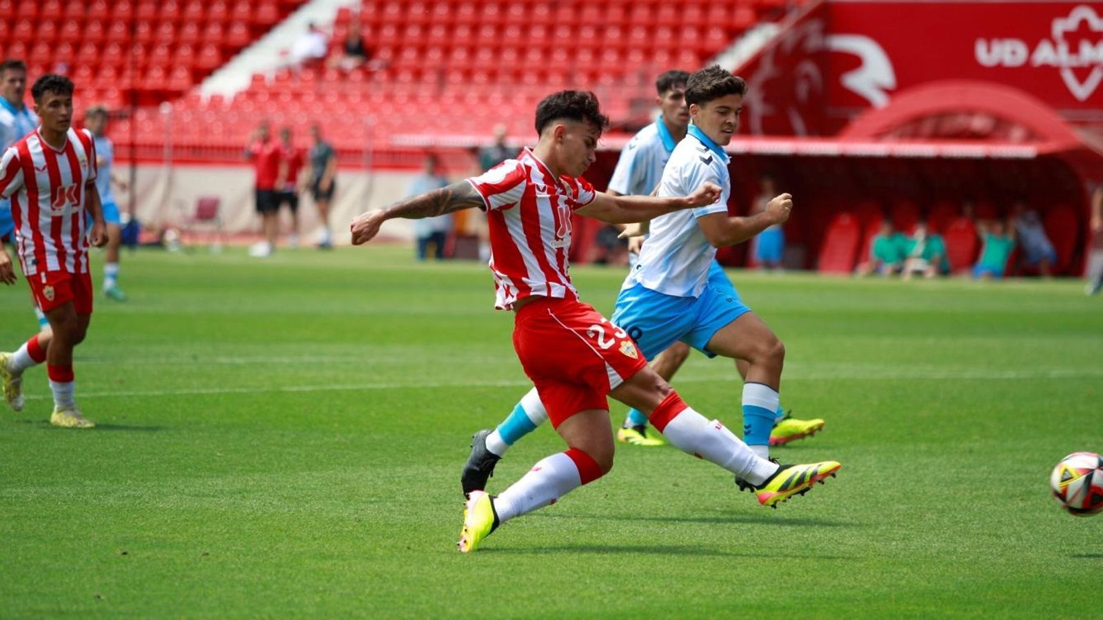 Marcos Peña busca el golpeo frente al Atlético Malagueño.