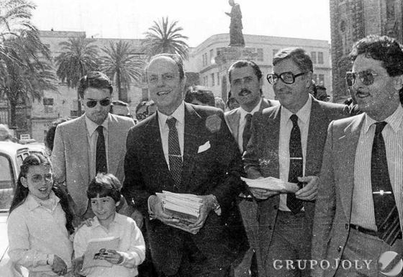Fraga en Cádiz. Detrás se observa el monumento a Silos Moreno.

Foto: Joaquín Hernández Kiki