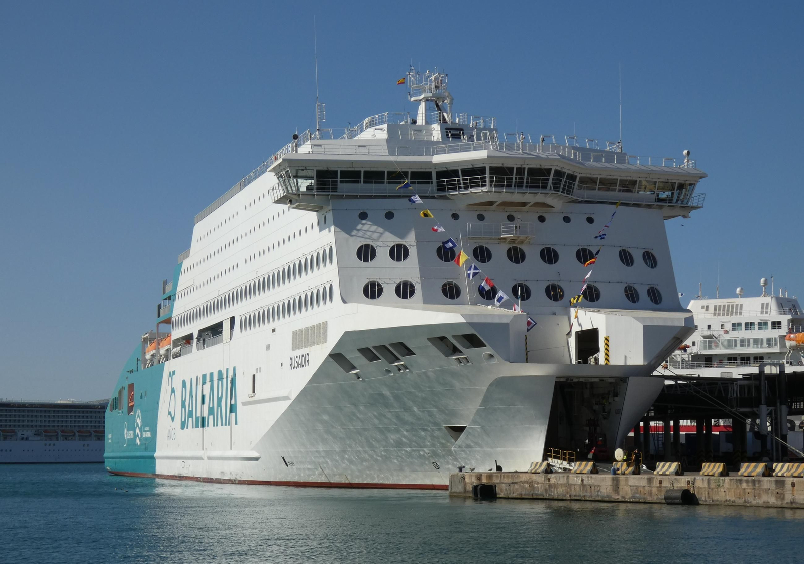 Ferry ‘Rusadir’ engalanado con banderas el día de la Virgen del Carmen.