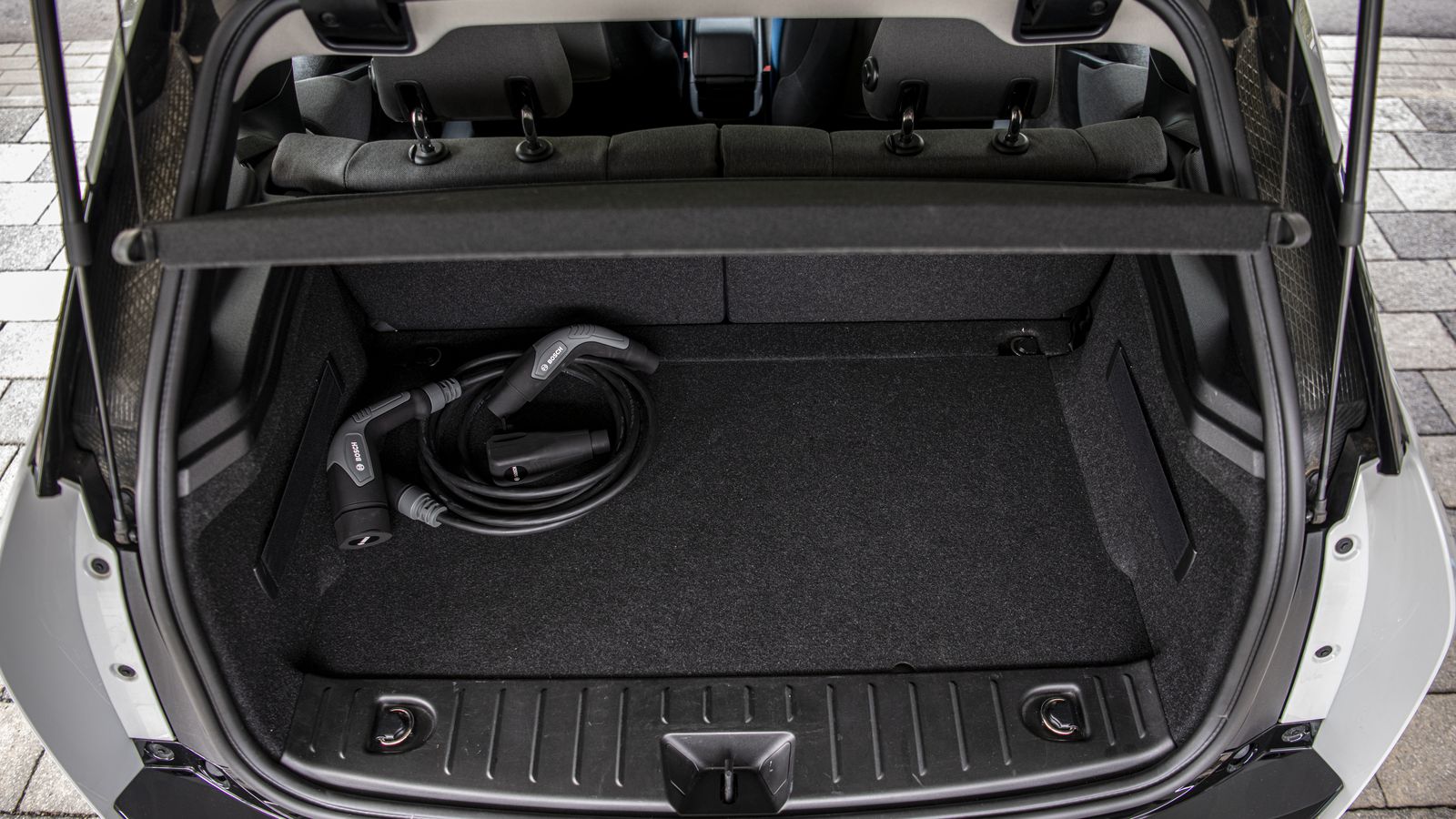 En lugar de dos cables, éste nuevo de Bosch permitirá disponer de sólo uno para todos los puntos de carga.