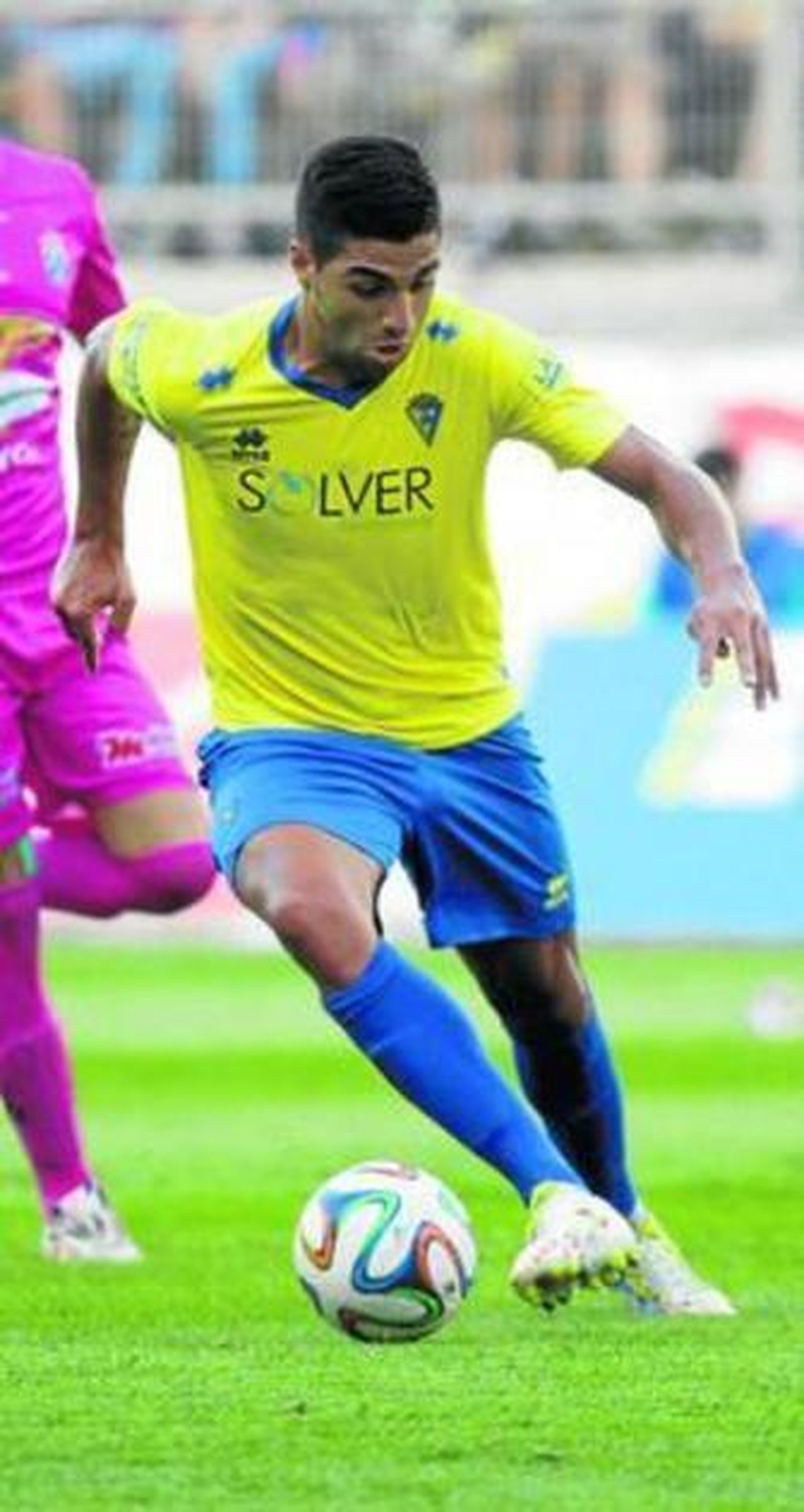 Jona conduce el esférico en el partido ante La Hoya Lorca.