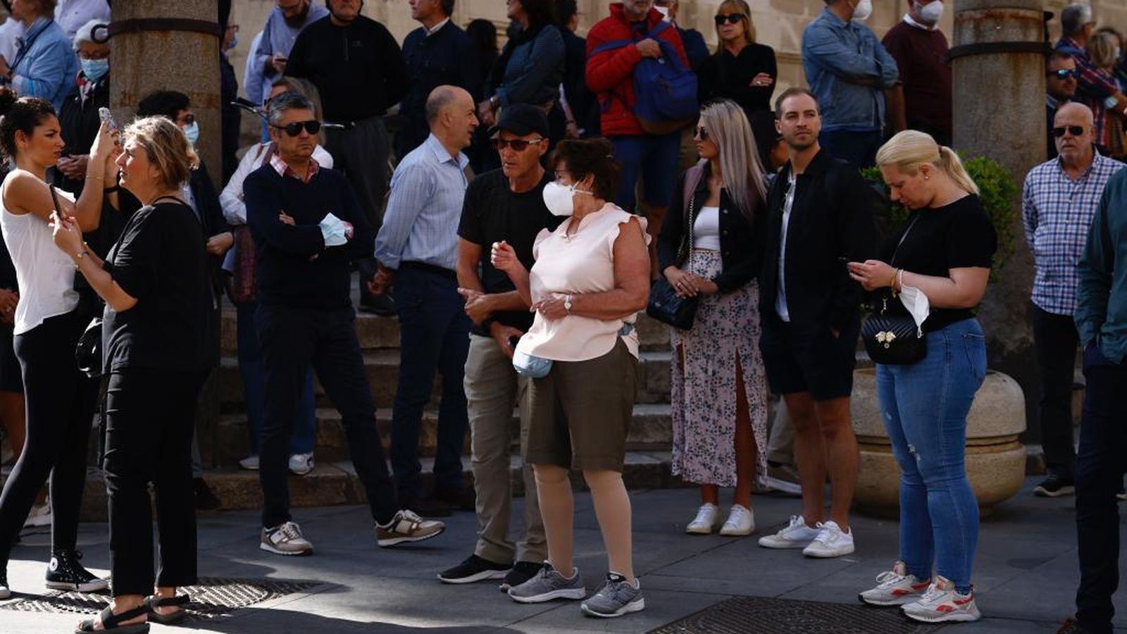 Un buen número de turistas presencian el cortejo fúnebre.