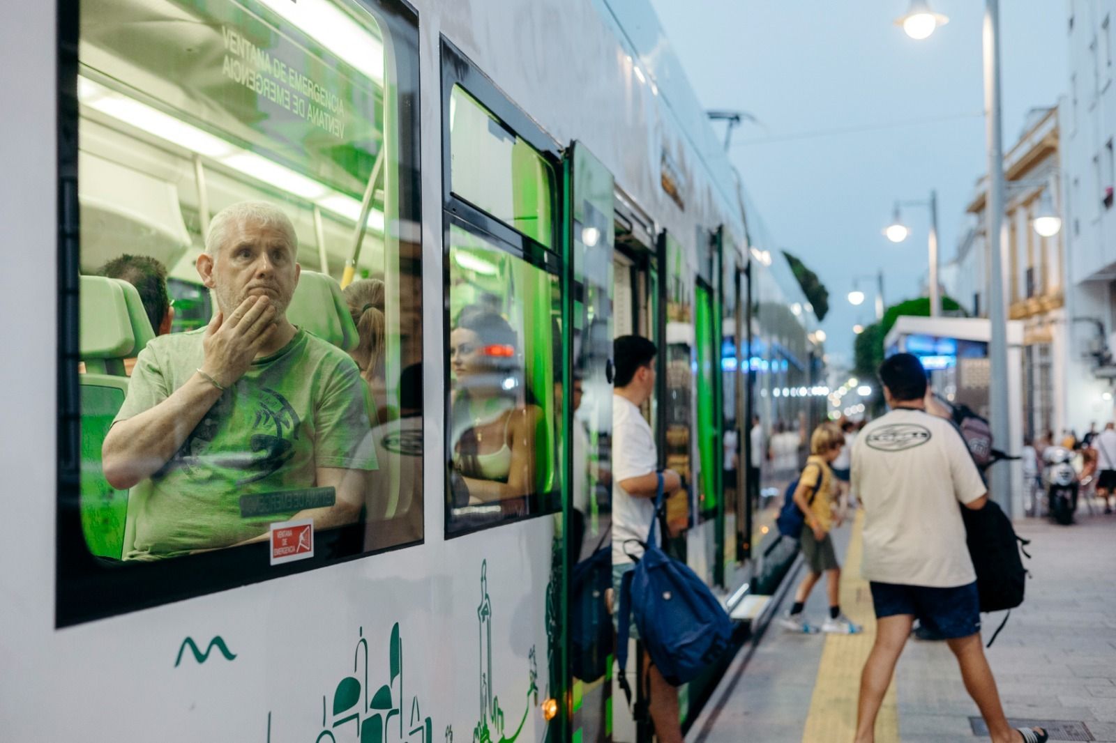 Usuarios del tranvía, en una parada de la calle Real de San Fernando.