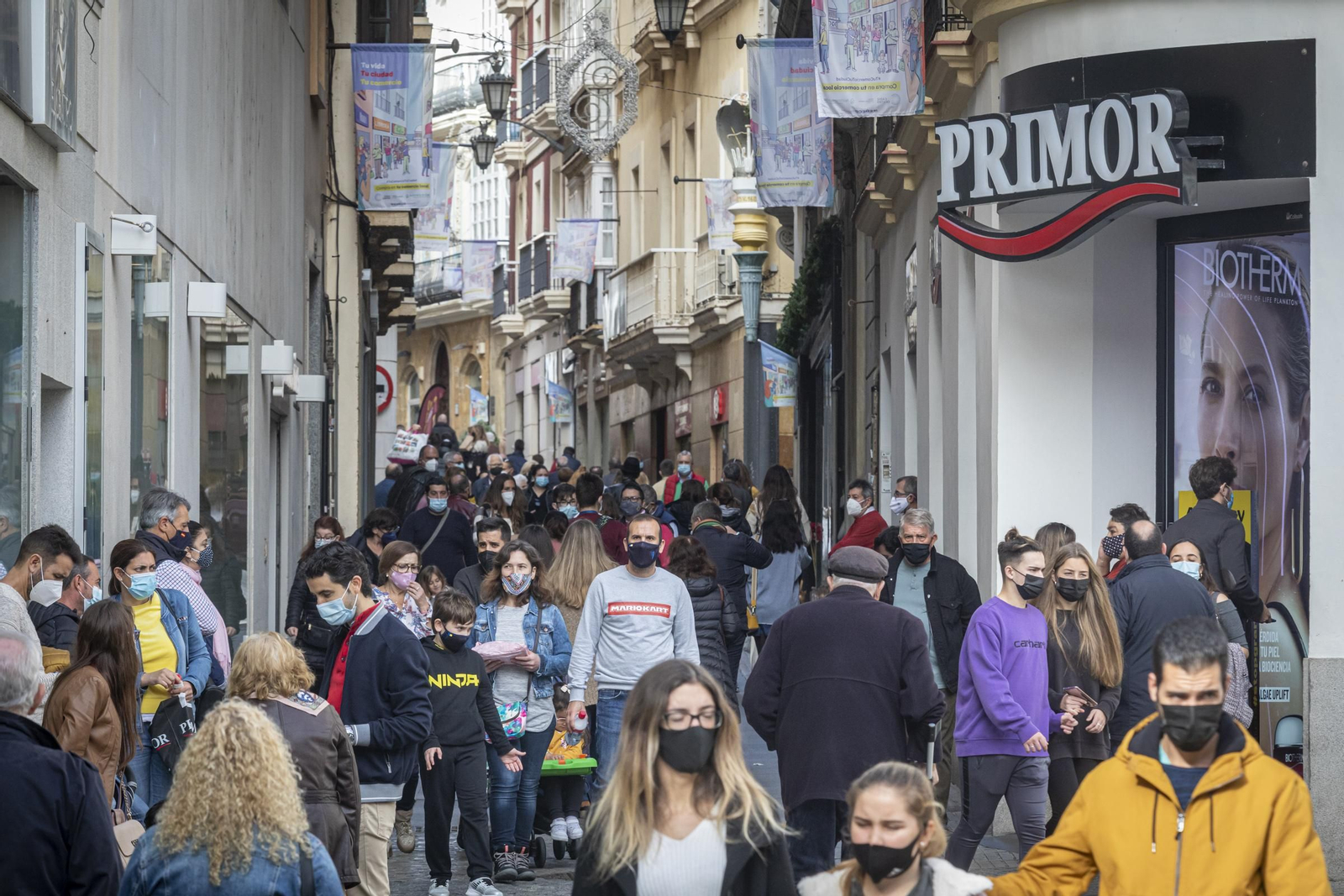 Calles del centro repleta de público en la mañana de ayer sábado.
