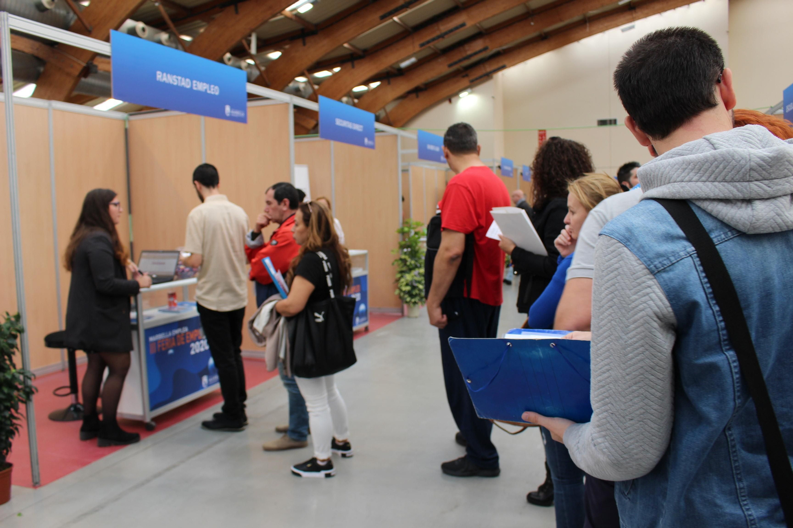 Visitantes acuden a la Feria de empleo a dejar sus currículums.
