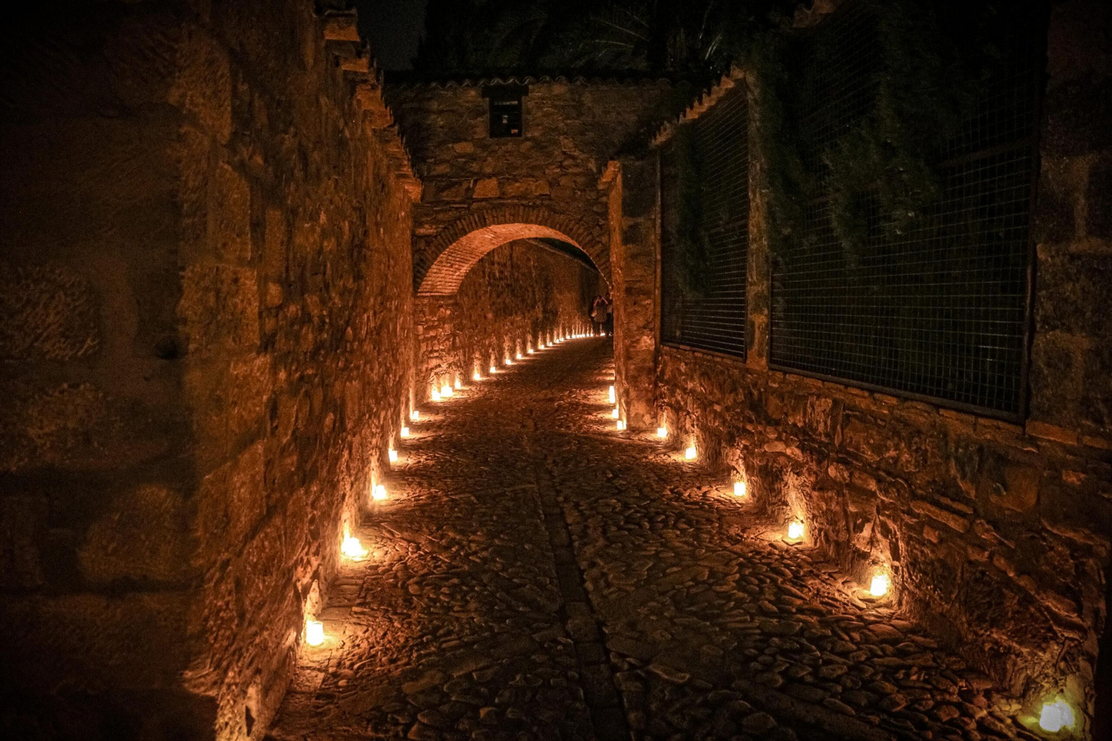 Los impresionantes alrededores de la Catedral de Baeza bajo la luz de las velas.