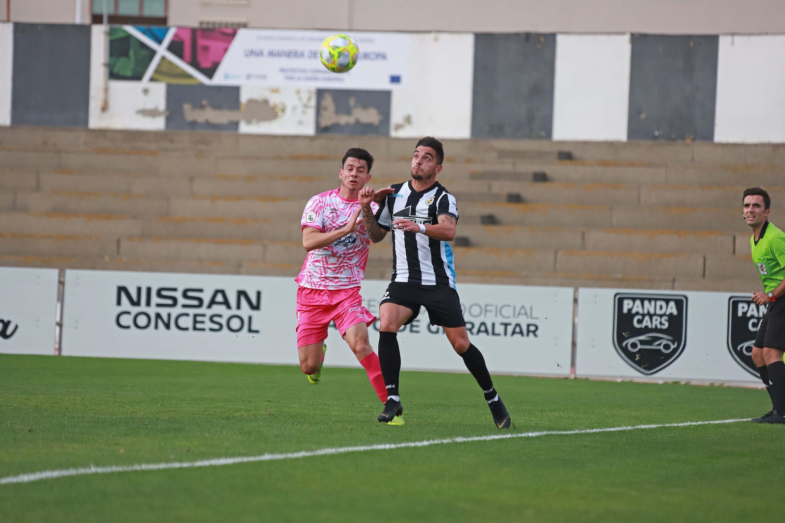 Tomás Sánchez forcejea con un adversario durante el Balona-Badajoz