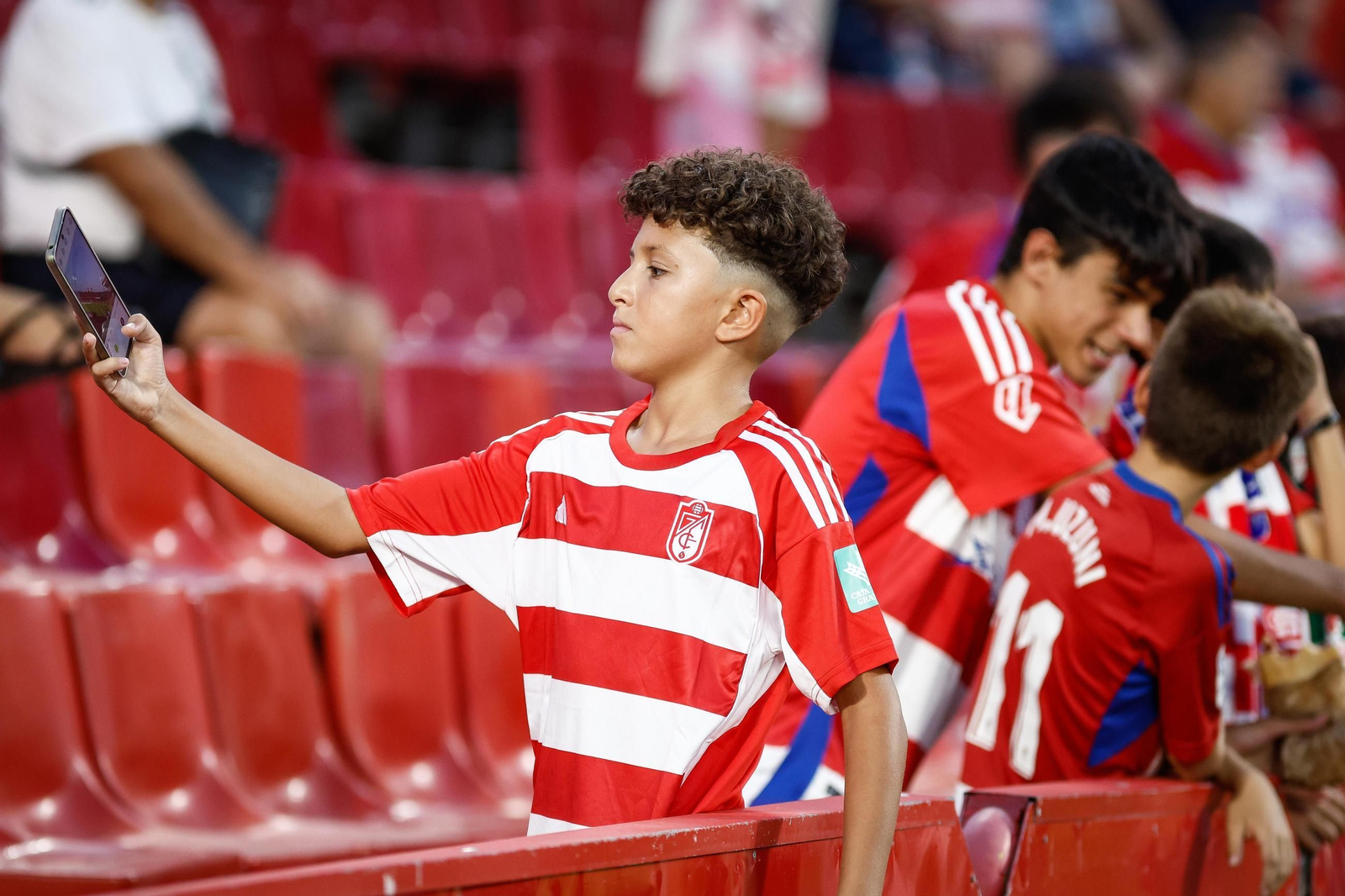 Encuéntrate en la grada de Los Cármenes y en el recibimiento al Granada CF