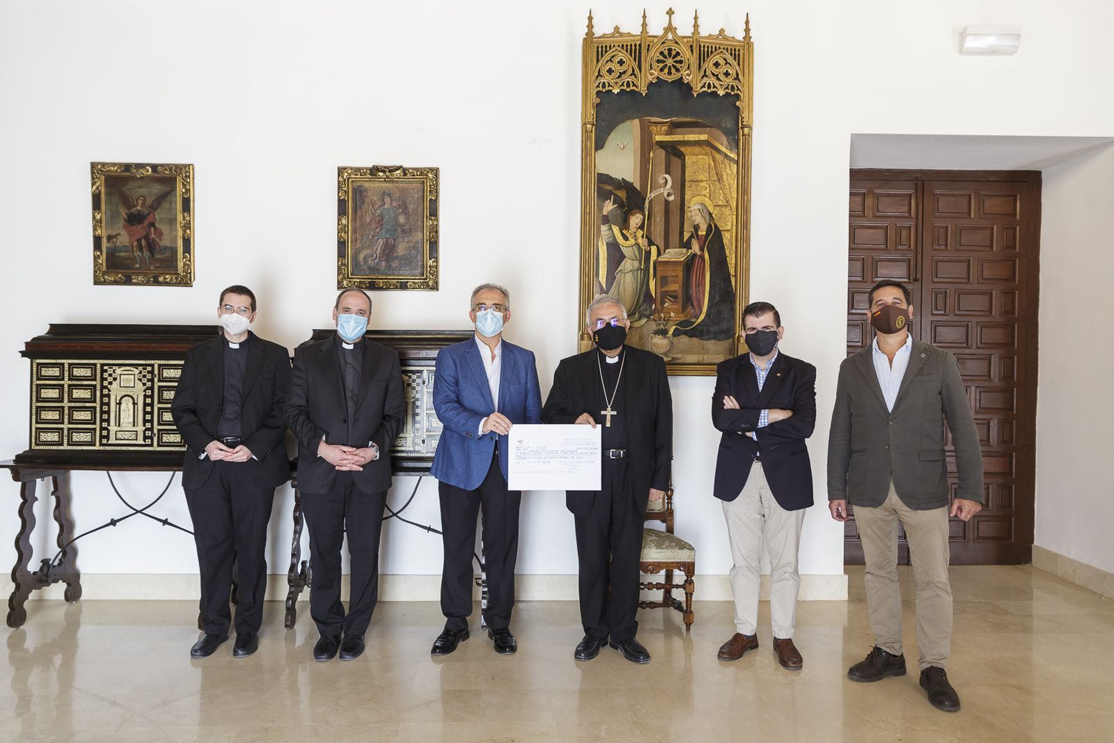 Entrega del donativo a Cáritas.