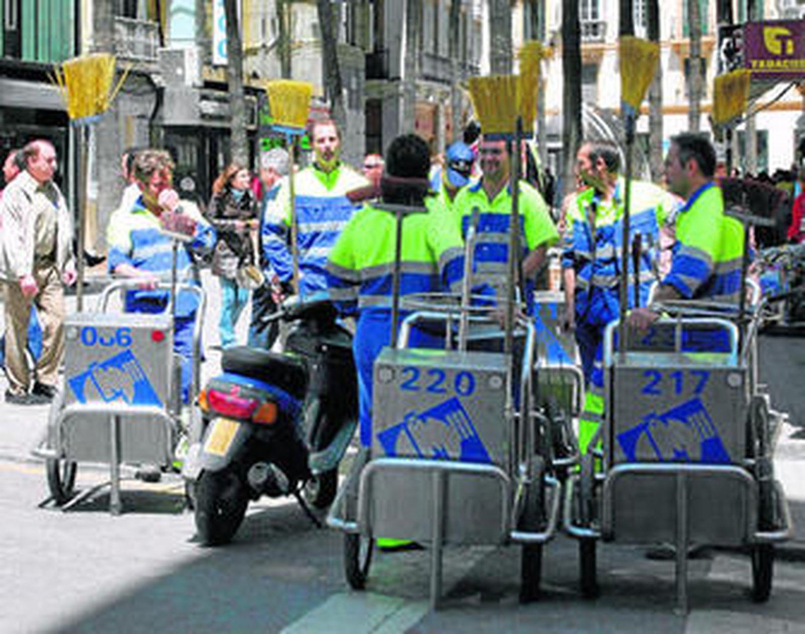 Cuadrilla de Limasa en el centro histórico de Málaga.