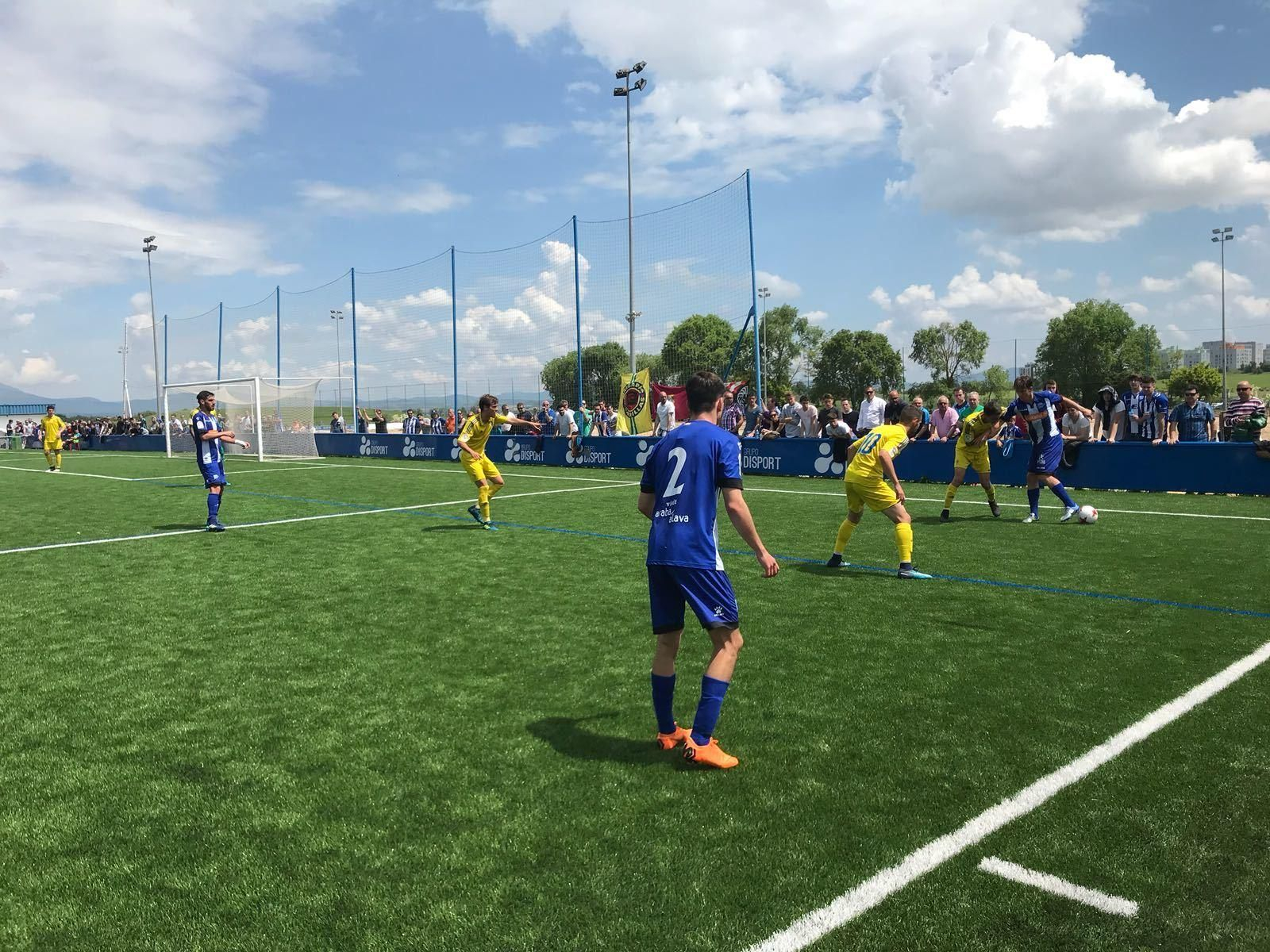 Cubero y Javi Navarro presionan al alavesista Paulino, que controla el balón