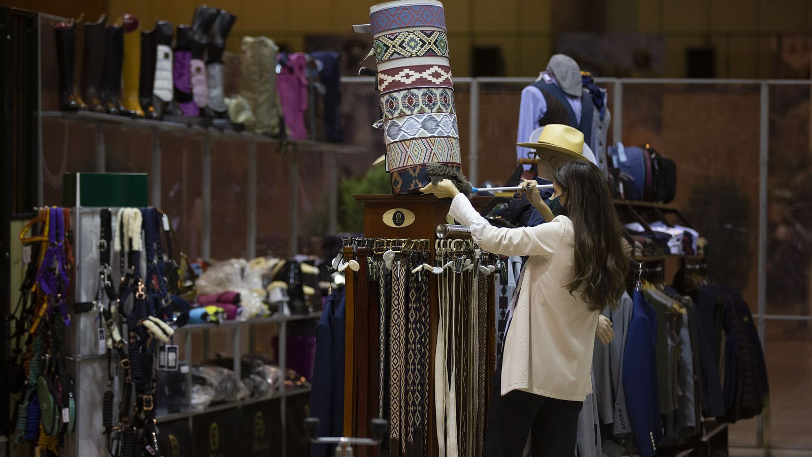 Una trabajadora de El Molino junto a los expositores de su 'stand' en Sicab 2020.