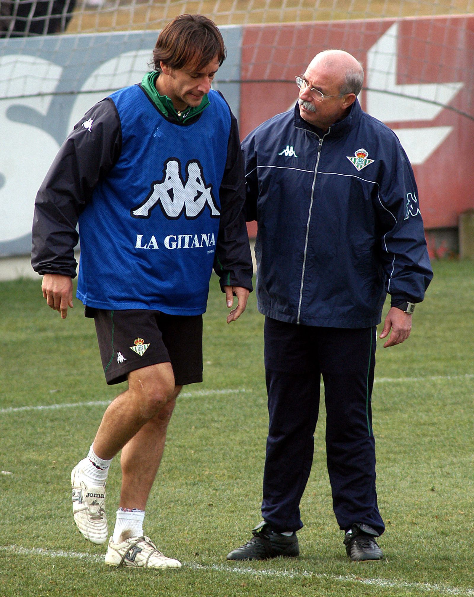 Alfonso dialoga con Serra en un entrenamiento de su etapa en el Betis.