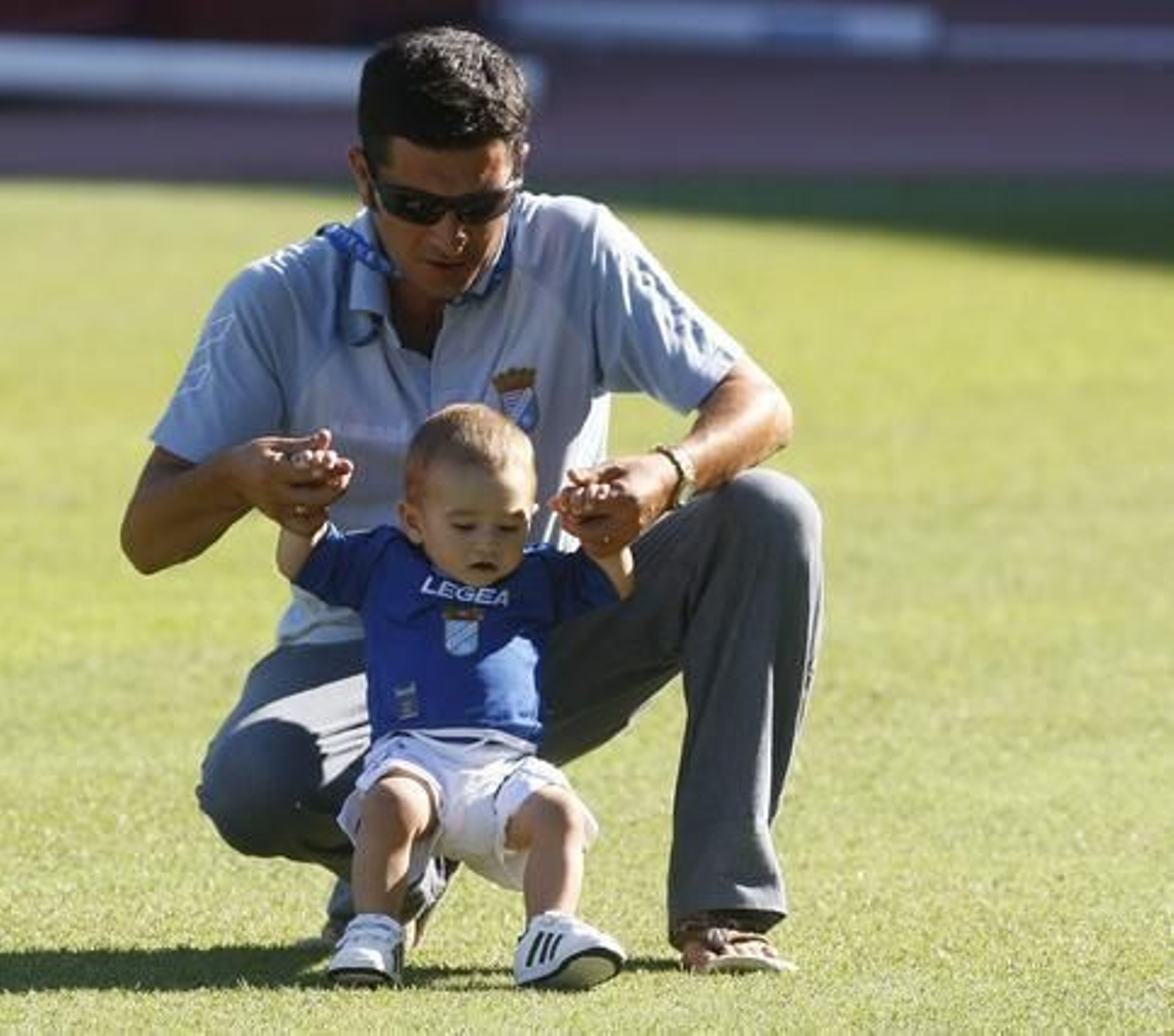 Un pequeño xerecista, probando el césped de Chapín.

Foto: Juan Carlos Toro
