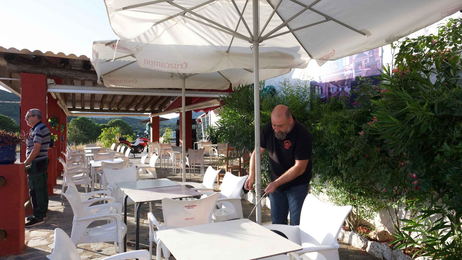 Preparación de la terraza en la venta La Laja.