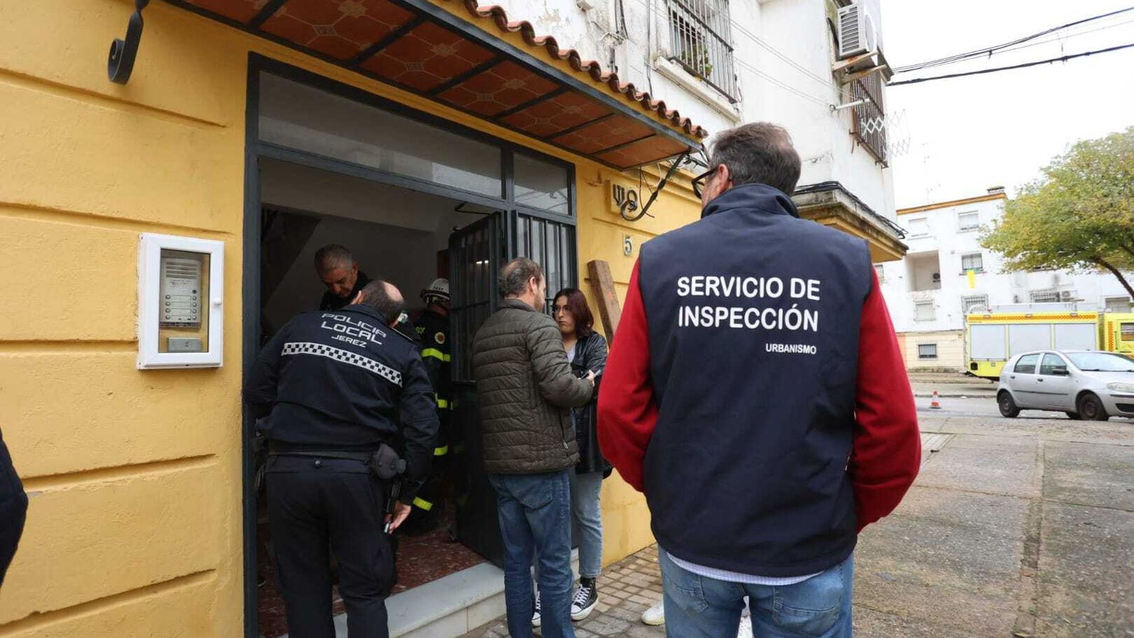 Bomberos, Policía Local y técnicos de Urbanismo acudieron a la zona.