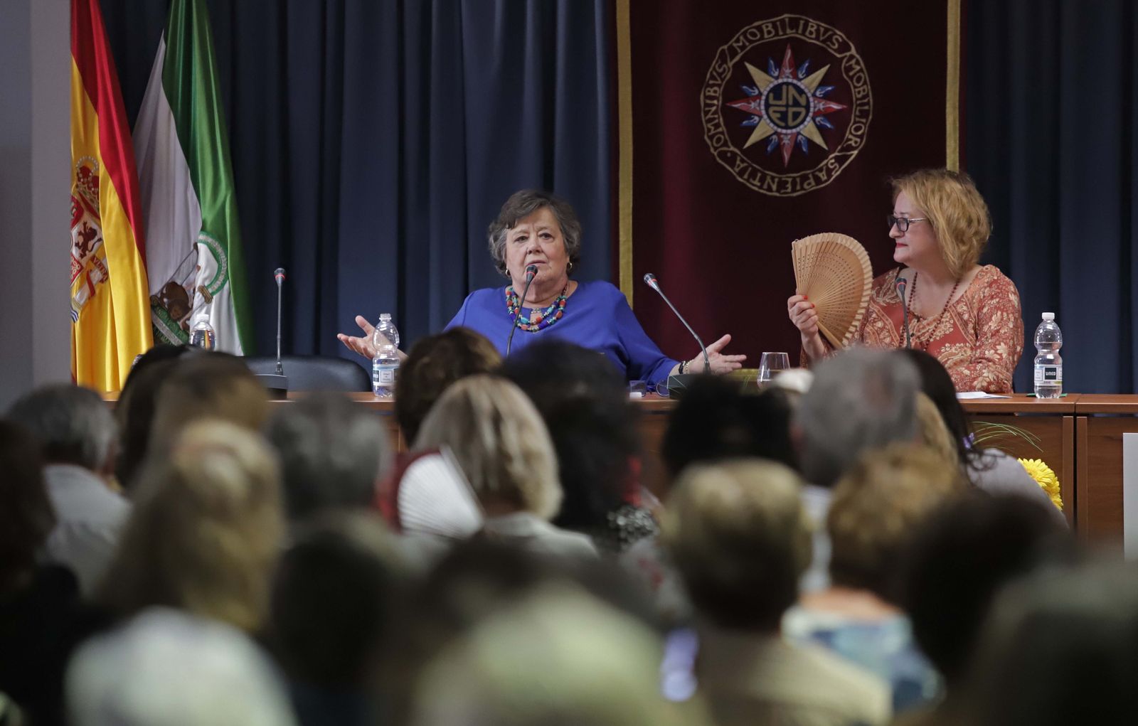 Cristina Almeida, abogada y política, durante una conferencia en la UNED del Campo de Gibraltar.