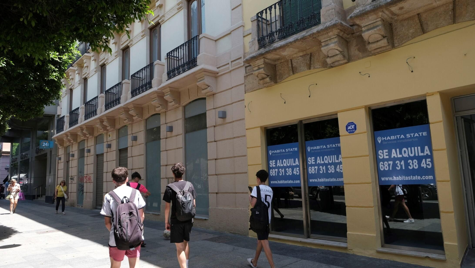 Locales cerrados en el Paseo de Almería. Locales cerrados en el Paseo de Almería.