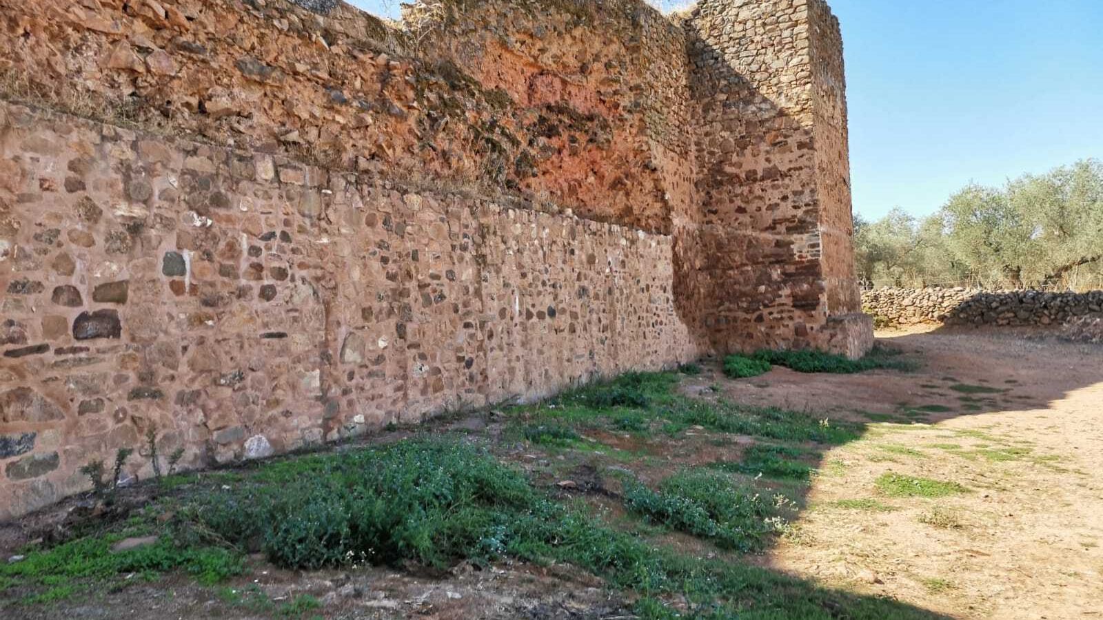 Resultado de una restauración anterior en el flanco opuesto del castillo, puesta como ejemplo de corrección por los técnicos.
