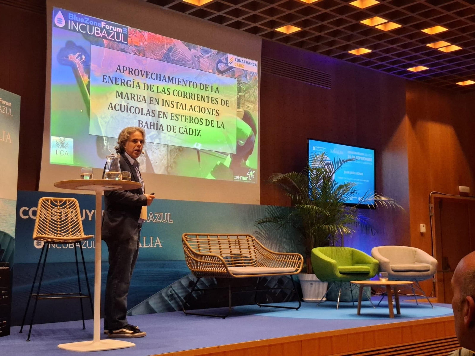 José Juan Gómez, de la UCA, en la presentación de su proyecto de generar energía mareomotriz.